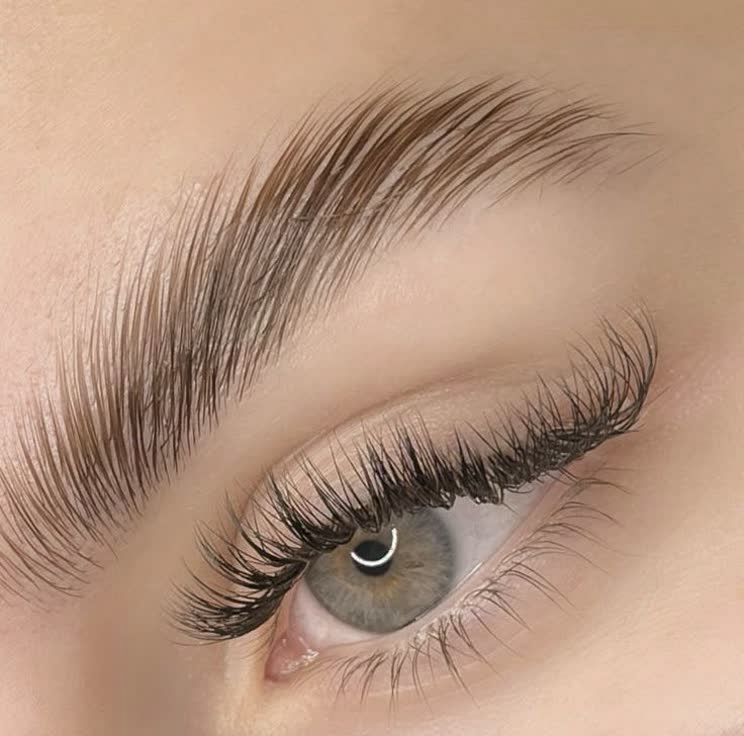 اشتباهات رایج در لیفت ابرو و مژه که می‌تواند به زیبایی شما آسیب بزند